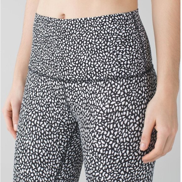 𝅺LULULEMON Wunder Under Crop Hi-Rise in Miss Mosaic Black Size 12 W6HD0S - Picture 1 of 9